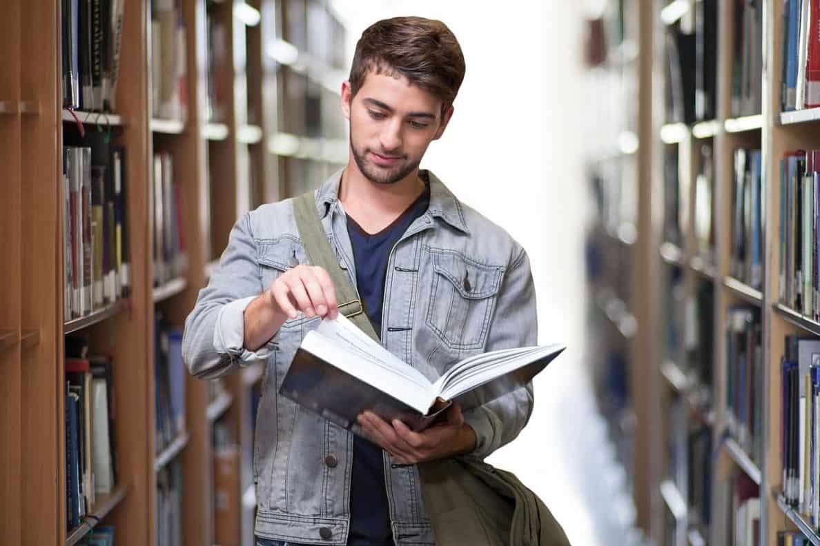 Student in der Bibliothek