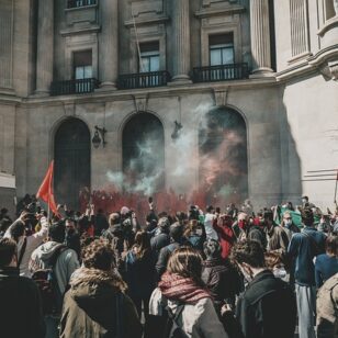 Menschen protestieren vor einer Universität