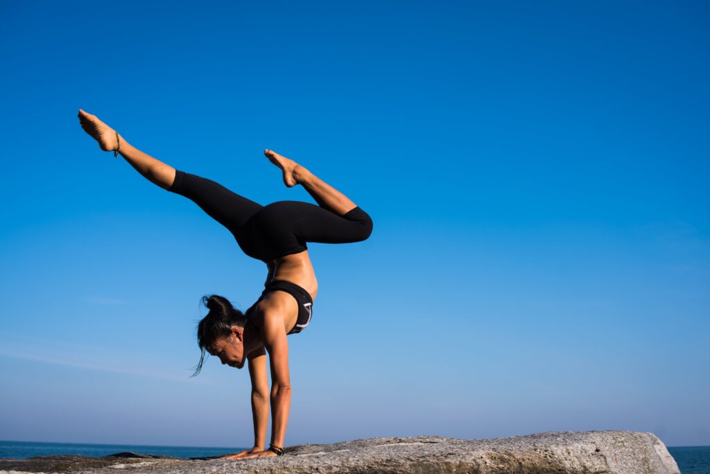 Handstand am Berg