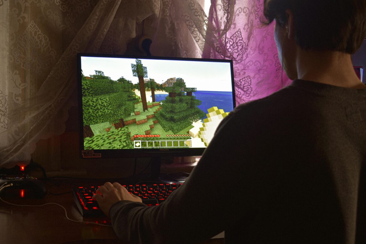 Person zockt am Computer Minecraft