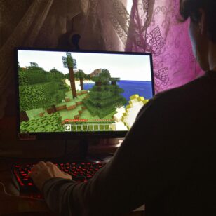 Person zockt am Computer Minecraft