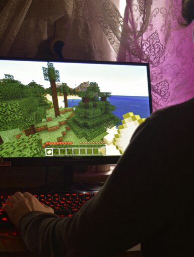 Person zockt am Computer Minecraft