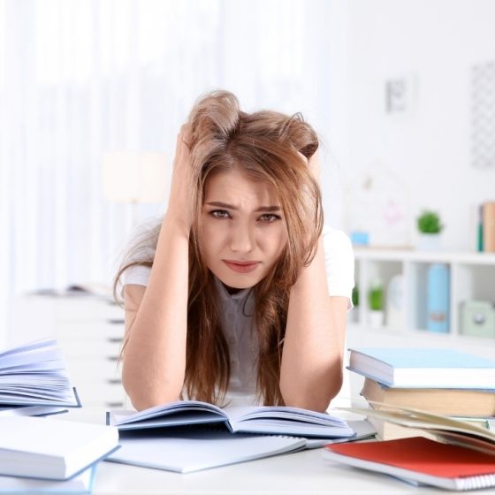 Studienabbrüche gelten oft als Scheitern – für viele Betroffene sind sie jedoch ein notwendiger Schritt zu mehr Zufriedenheit und Selbstbestimmung.